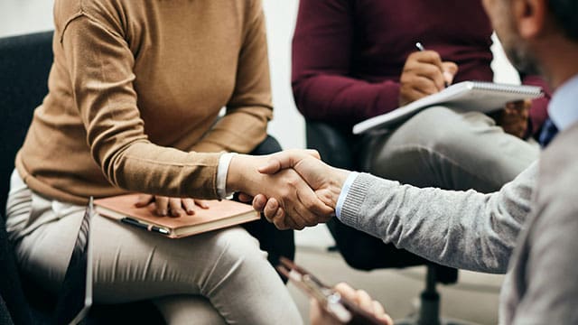 5 mistakes people make reading body language at work